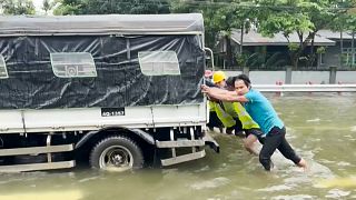 "Normalement il faut une heure pour rentrer chez moi. Mais là ça fait déjà deux heures à cause des inondations" raconte un étudiant birman, Yan Myo Aung