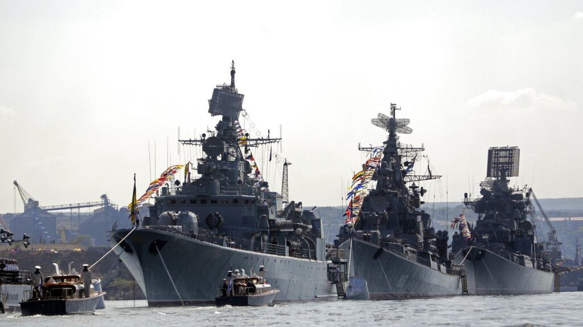 Rusya'nın Karadeniz Filosu'nun ana üssü Sivastopol'da düzenlenen Donanma Günü geçit töreni sırasında seyreden Rus donanmasına ait savaş gemileri 