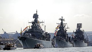 Rusya'nın Karadeniz Filosu'nun ana üssü Sivastopol'da düzenlenen Donanma Günü geçit töreni sırasında seyreden Rus donanmasına ait savaş gemileri 