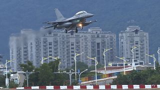 طائرة من طراز "إف-16-في" تهبط في القاعدة الجوية في هوالين في تايوان يوم الأربعاء. 