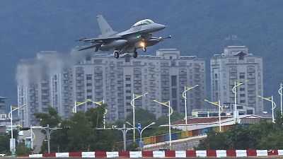 طائرة من طراز "إف-16-في" تهبط في القاعدة الجوية في هوالين في تايوان يوم الأربعاء. 