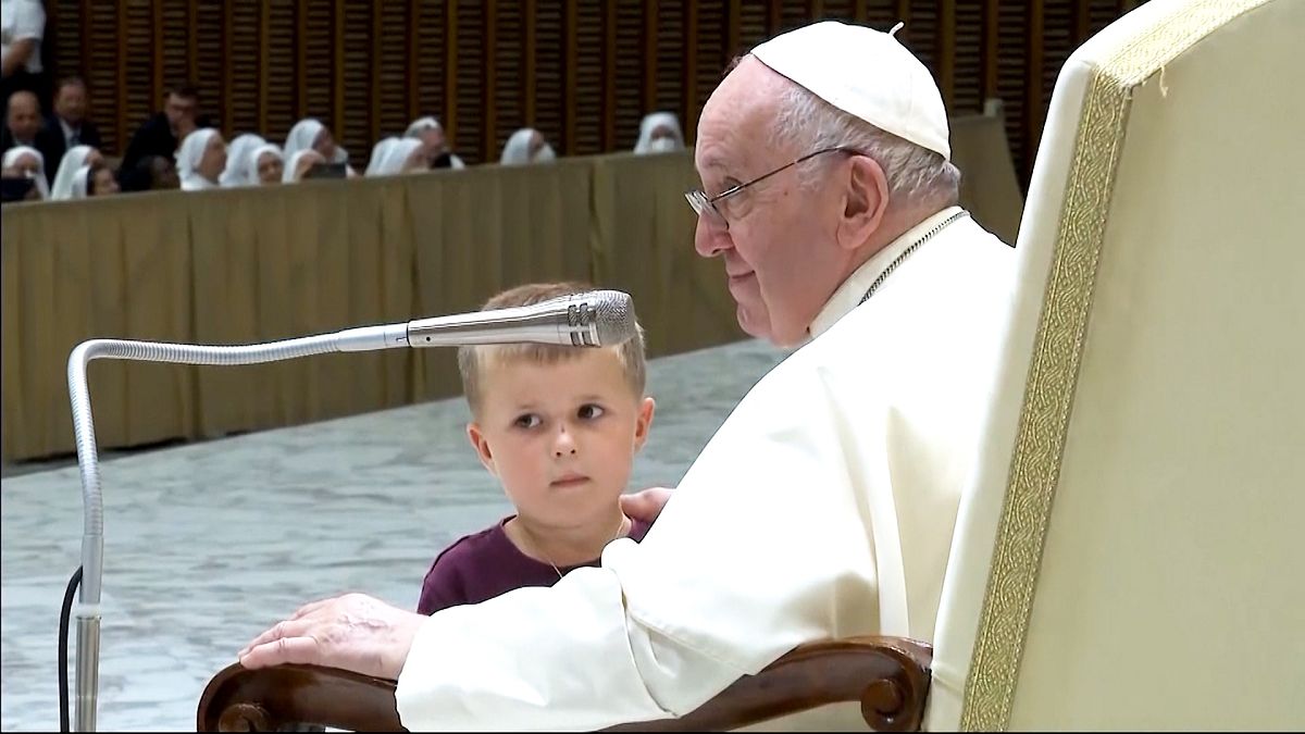 Ein Kind kommt dem Papst ganz nah