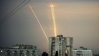 Des roquettes russes lancées contre l'Ukraine depuis la région russe de Belgorod sont vues à l'aube à Kharkiv, en Ukraine, lundi 15 août 2022.