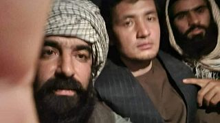 مهدي مجاهد في المنتصف القيادي المنشق عن حركة طالبان