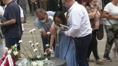 La madre de un niño asesinado en el atentado de Las Ramblas deposita un clavel en su memoria, el 17 de agosto de 2022