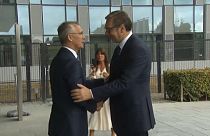 Secretário-geral da NATO, Jens Stoltenberg, recebe o presidente sérvio Aleksandar Vucic
