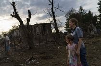 Los residentes observan las casas dañadas por un ataque con cohetes a primera hora de la mañana en Kramatorsk, en el este de Ucrania, el martes 16 de agosto de 2022