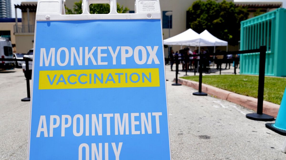 Una pancarta informa sobre un centro de vacunación contra la viruela del mono