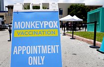 Una pancarta informa sobre un centro de vacunación contra la viruela del mono