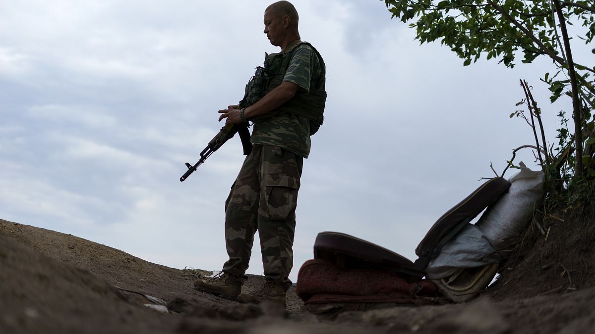 Egy katona a kelet-ukrajnai Donyeck régióban, 2022. augusztus 5-én, pénteken.