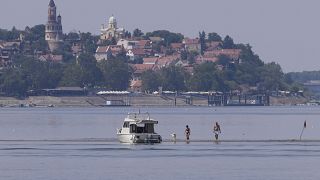 Pessoas a passear na confluência entre os rios Sava e Danúbio, em Belgrado, Sérvia