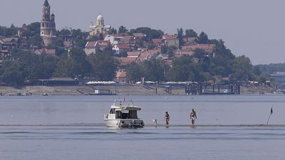 Pessoas a passear na confluência entre os rios Sava e Danúbio, em Belgrado, Sérvia