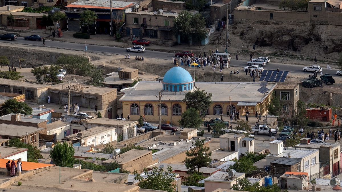 المسجد الذي هزه انفجار دموي في ضاحية خير خانا في العاصمة الأفغانية كابول