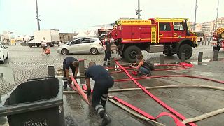 Des pompiers en action à Marseille, dans le sud de la France, après de violents orages, mercredi 17 août 2022.