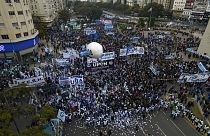 Miembros del sindicato marchan para exigir mejores condiciones salariales y más ayuda del gobierno, en Buenos Aires, Argentina, el miércoles 17 de agosto de 2022.