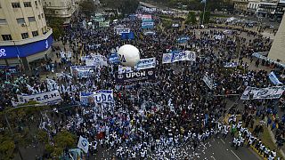Miembros del sindicato marchan para exigir mejores condiciones salariales y más ayuda del gobierno, en Buenos Aires, Argentina, el miércoles 17 de agosto de 2022. 