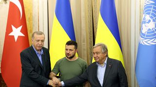 El presidente ucraniano Zelenski, su homólogo turco Erdogan y el secretario general de la ONU Guterres estrechan manos en la visita de estos dos últimos a Ucrania