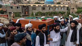 Des hommes endeuillés après l'explosion d'une mosquée à Kaboul (Afghanistan) - 18.08.2022