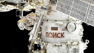 رائدا الفضاء الروسيان أوليغ أرتيمييف ودينيس ماتفييف خلال جولتهما خارج المحطة الفضائية 