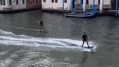 Venedik'te Büyük Kanal üzerinde sörf yapan turistlere 1500'er euro para cezası kesildi.