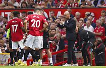 Jogadores do Manchester United recebem instruções do treinador, Erik ten Hag, durante um jogo no início de Agosto