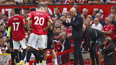 Jogadores do Manchester United recebem instruções do treinador, Erik ten Hag, durante um jogo no início de Agosto