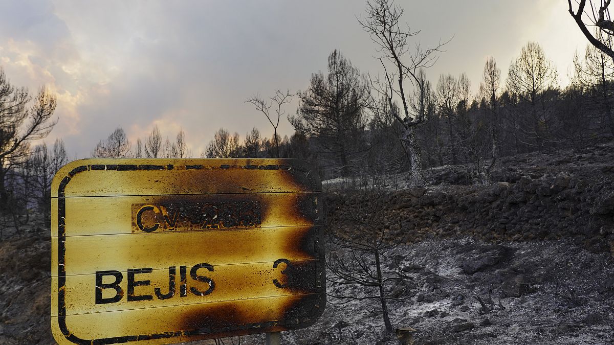 Una señal carbonizada durante un incendio forestal cerca de Bejís, en el este de España