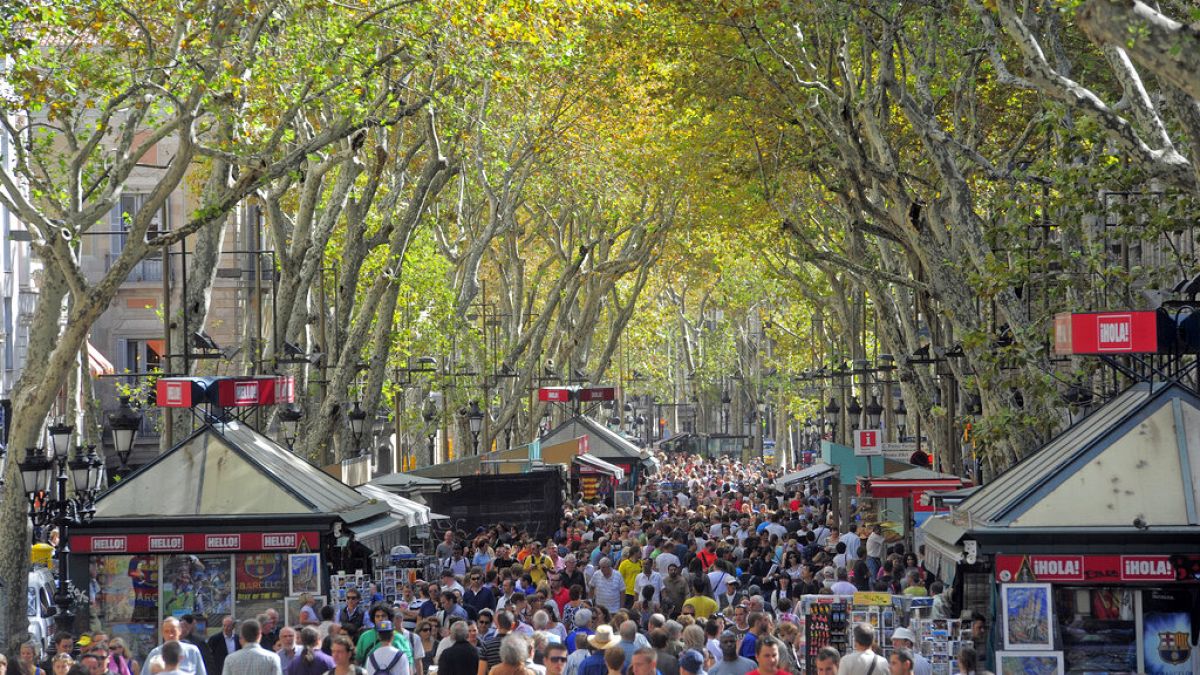 Fotografia de arquivo de 4 de outubro de 2010, as pessoas caminham pela Rua Ramblas em Barcelona, Espanha.