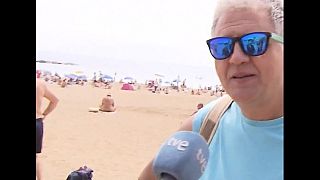 Ein Taschendieb wurde von einem spanischen RTVE-Team an einem Strand in Barcelona gefilmt.