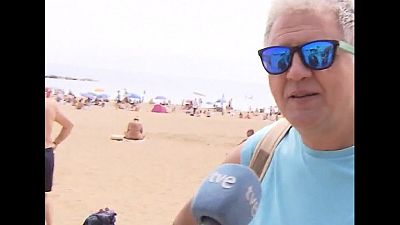 Ein Taschendieb wurde von einem spanischen RTVE-Team an einem Strand in Barcelona gefilmt.