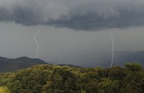 صاعقة برق خلال عاصفة فوق وادي تارافو، في جزيرة كورسيكا الفرنسية على البحر المتوسط