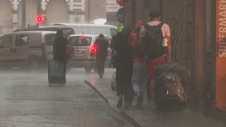 Turistas huyen de la tormenta en el norte de Italia