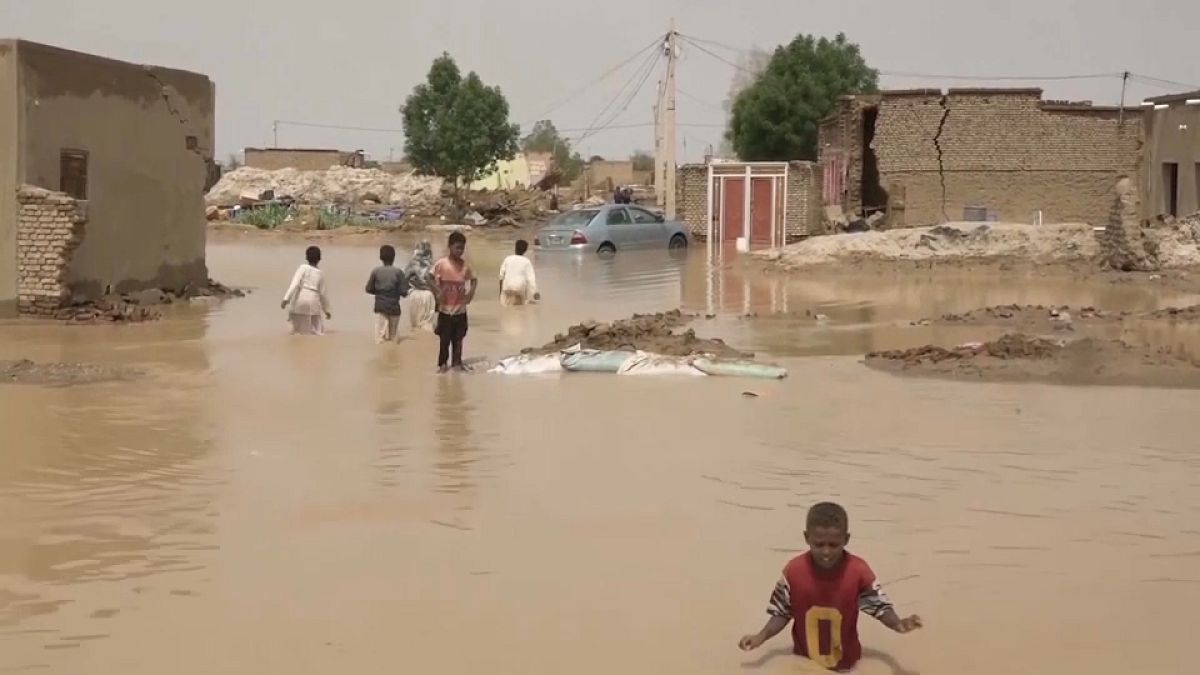 الأمطار الغزيرة والسيول في السودان أدت حتى الآن إلى مقتل العشرات وتدمير عشرات آلاف البيوت 
