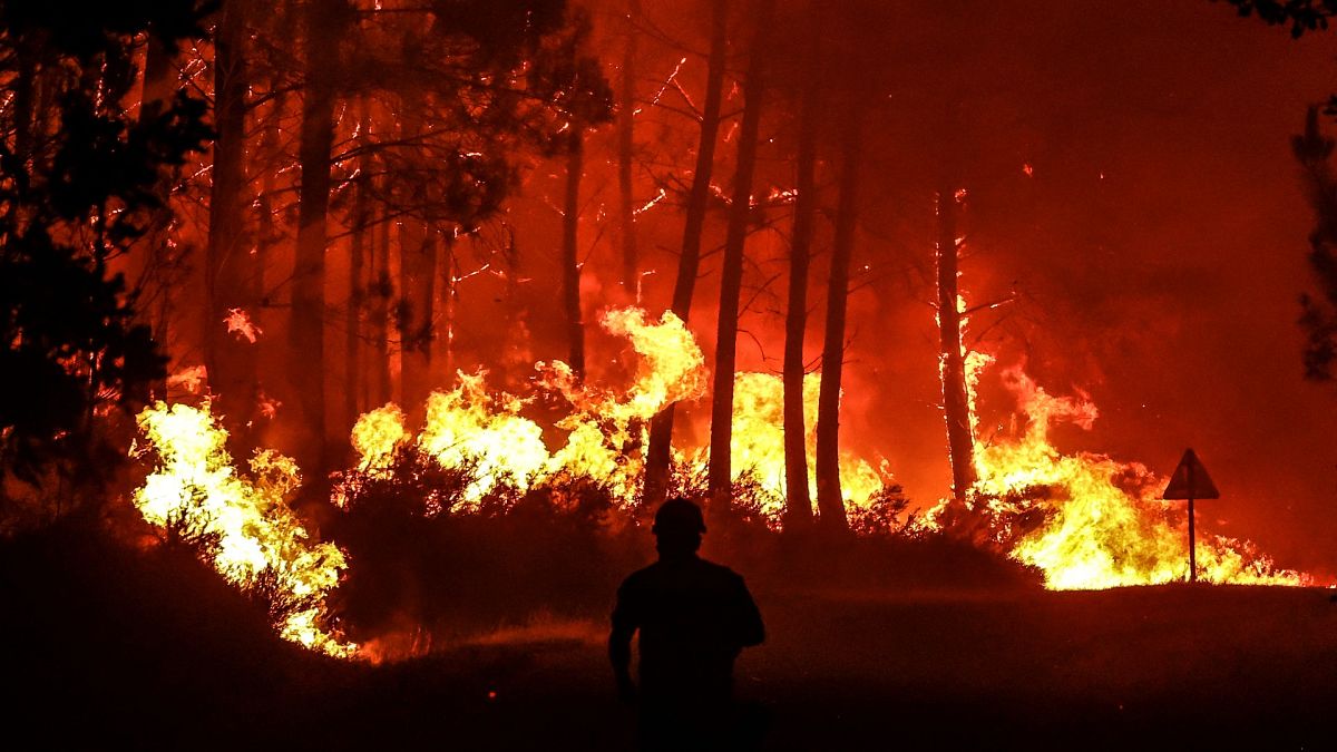 Archives : pompier luttant contre les flammes dans le secteur de Landiras, dans le département du sud-ouest de la France de la Gironde, le 10 août 2022