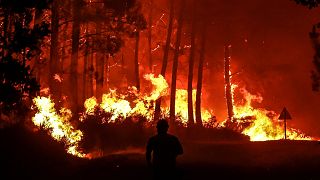 Archives : pompier luttant contre les flammes dans le secteur de Landiras, dans le département du sud-ouest de la France de la Gironde, le 10 août 2022