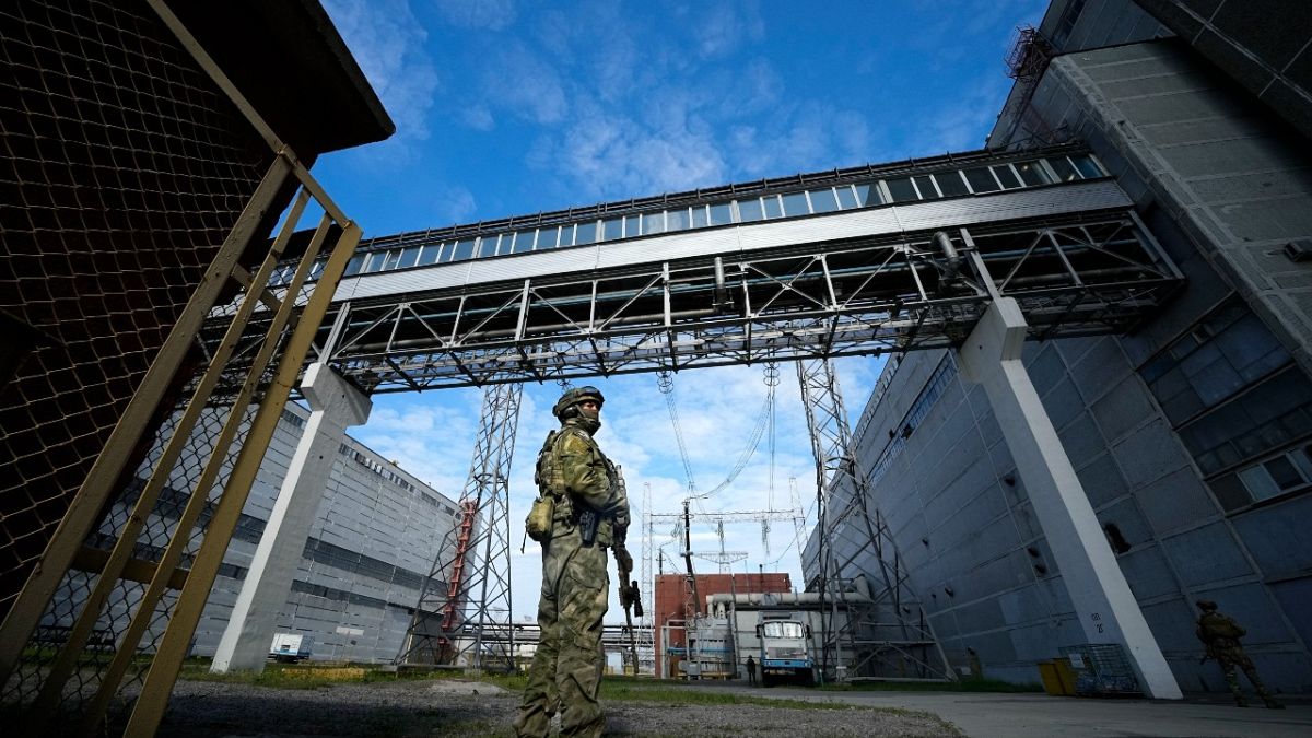 جندي روسي في محطة الطاقة النووية زابوريزهزهيا في جنوب شرق أوكرانيا. 