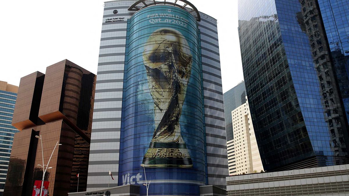صورة لكأس كأس العالم لكرة القدم 2022 تزين أحد المباني في العاصمة القطرية الدوحة، 16 أغسطس 2022.