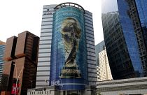 صورة لكأس كأس العالم لكرة القدم 2022 تزين أحد المباني في العاصمة القطرية الدوحة، 16 أغسطس 2022.