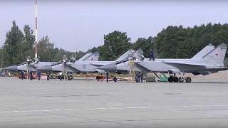 ثلاث طائرات مقاتلة من طراز ميغ 31 تابعة لسلاح الجو الروسي في قاعدة تشكالوفسك الجوية في منطقة كالينينغراد.