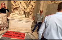 الناشطان داخل متحف الفاتيكان