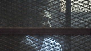 الناشط المصري علاء عبد الفتاح خلال جلسة استماع قضائية لـ21 شخصًا بشأن مظاهرة غير مصرح بها في الشارع عام 2013، في قاعة محكمة في القاهرة، مصر، 23 فبراير/ شباط 2015