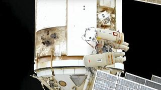 Олег Артемьев и Денис Матвеев в открытом космосе.