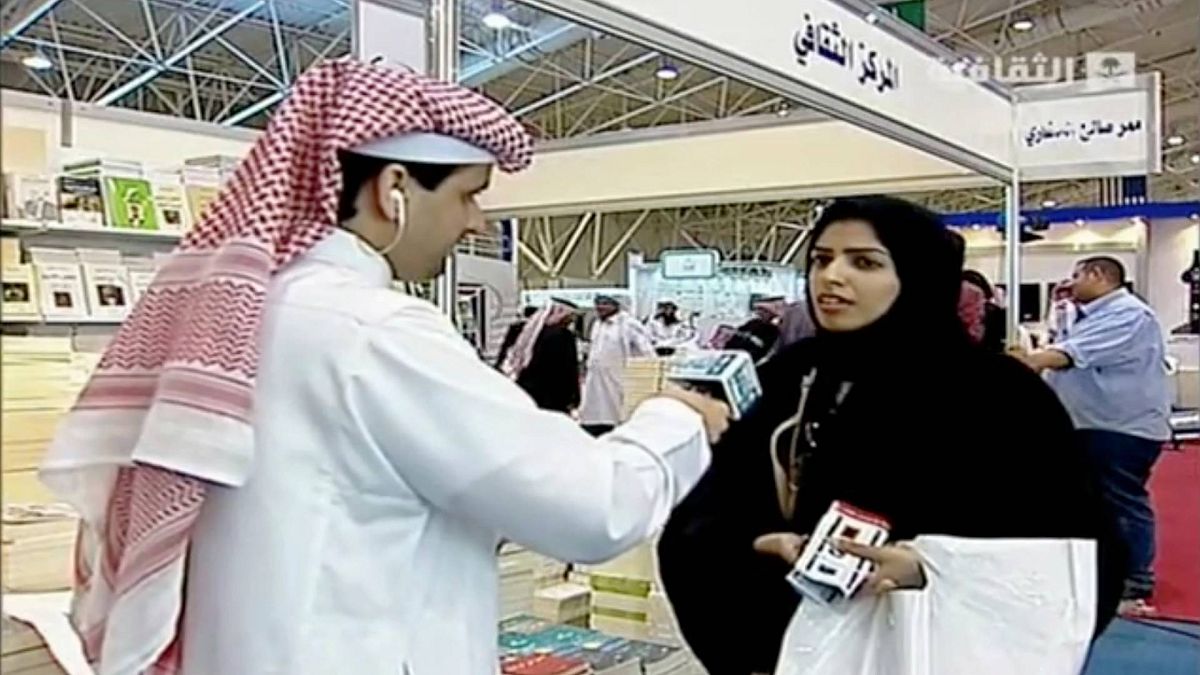 صورة مأخوذة من التلفزيون السعودي الحكومي، لطالبة الدكتوراه والمدافعة عن حقوق المرأة سلمى الشهاب في معرض الرياض الدولي للكتاب في الرياض، مارس / آذار 2014