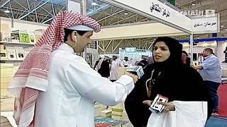 صورة مأخوذة من التلفزيون السعودي الحكومي، لطالبة الدكتوراه والمدافعة عن حقوق المرأة سلمى الشهاب في معرض الرياض الدولي للكتاب في الرياض، مارس / آذار 2014