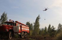 تُظهر هذه الصورة المنشورة التي نشرتها وزارة الطوارئ الروسية مروحية إطفاء تكافح حريقًا هائلًا في منطقة ريازان خارج موسكو،  18 أغسطس 2022