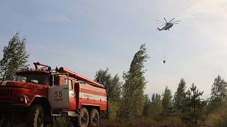 تُظهر هذه الصورة المنشورة التي نشرتها وزارة الطوارئ الروسية مروحية إطفاء تكافح حريقًا هائلًا في منطقة ريازان خارج موسكو،  18 أغسطس 2022