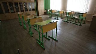 Los colegios en Ucrania que estén en zonas no afectadas actualmente por la guerra, y que cuenten con un refugio antibombas, podrán abrir sus puertas. 
