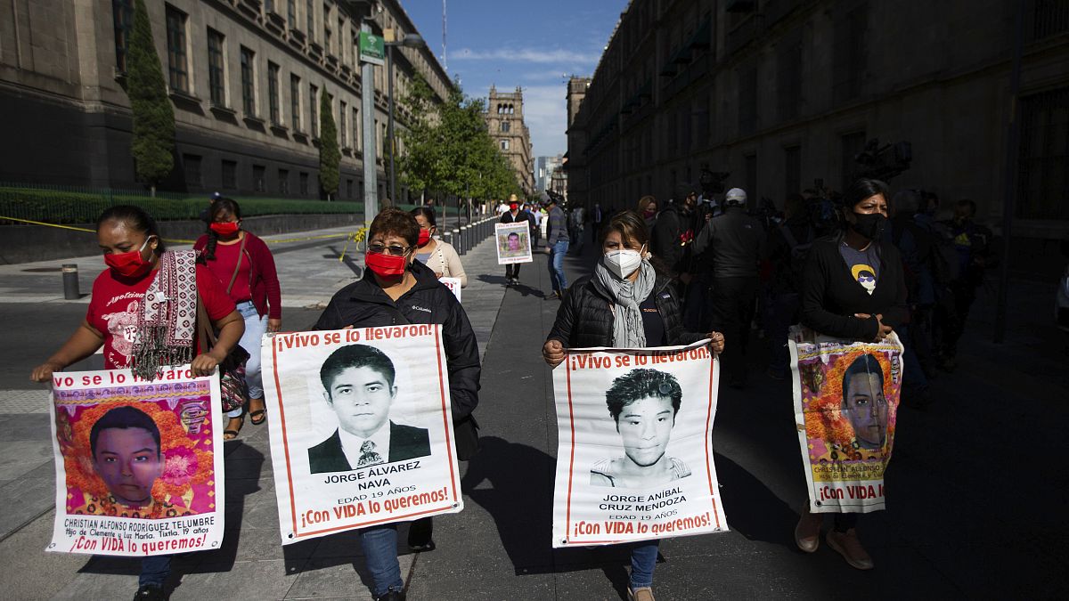 Des proches des étudiants disparus avant leur rencontre avec le président mexicain Andres Manuel Lopez Obrador, à Mexico.