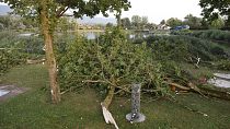 آثار العاصفة العنيفة التي ضربت بحيرة سانت أندريه في وادي لافانت بالقرب من كلاغنفورت في النمسا، 18 أغسطس 2022