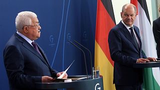 الرئيس الفلسطيني محمود عباس والمستشار الألماني أولاف شولتز خلال مؤتمر صحفي في المستشارية في برلين، الثلاثاء، 16 أغسطس 2022